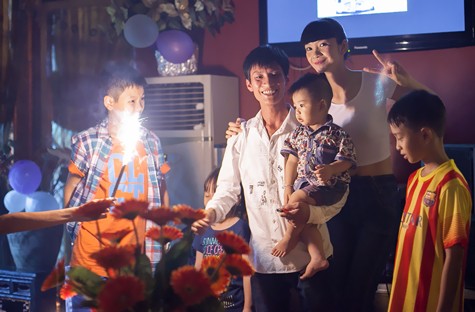 Gia đình hạnh phúc của siêu mẫu Hạ Vy trong buổi lễ thôi nôi của Su Kem